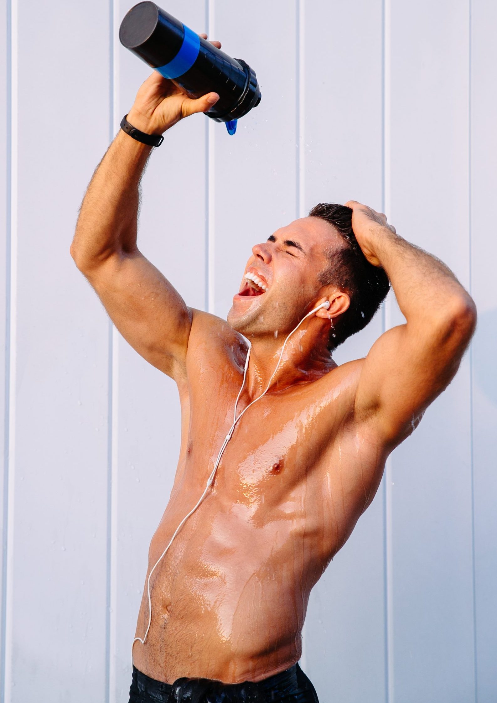 Svelando l'Igiene Intima Maschile: Affrontare le Esigenze Uniche Navigare tra Differenze nell'Igiene e Consigli per uno Stile di Vita Attivo 1 happy muscular guy pouring out water from bottle his body sweating after training scaled e1694529674616 - Svelando l'Igiene Intima Maschile: Affrontare le Esigenze Uniche Navigare tra Differenze nell'Igiene e Consigli per uno Stile di Vita Attivo